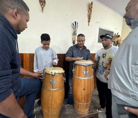 Participantes de uma aula de Ngoma com atabaques