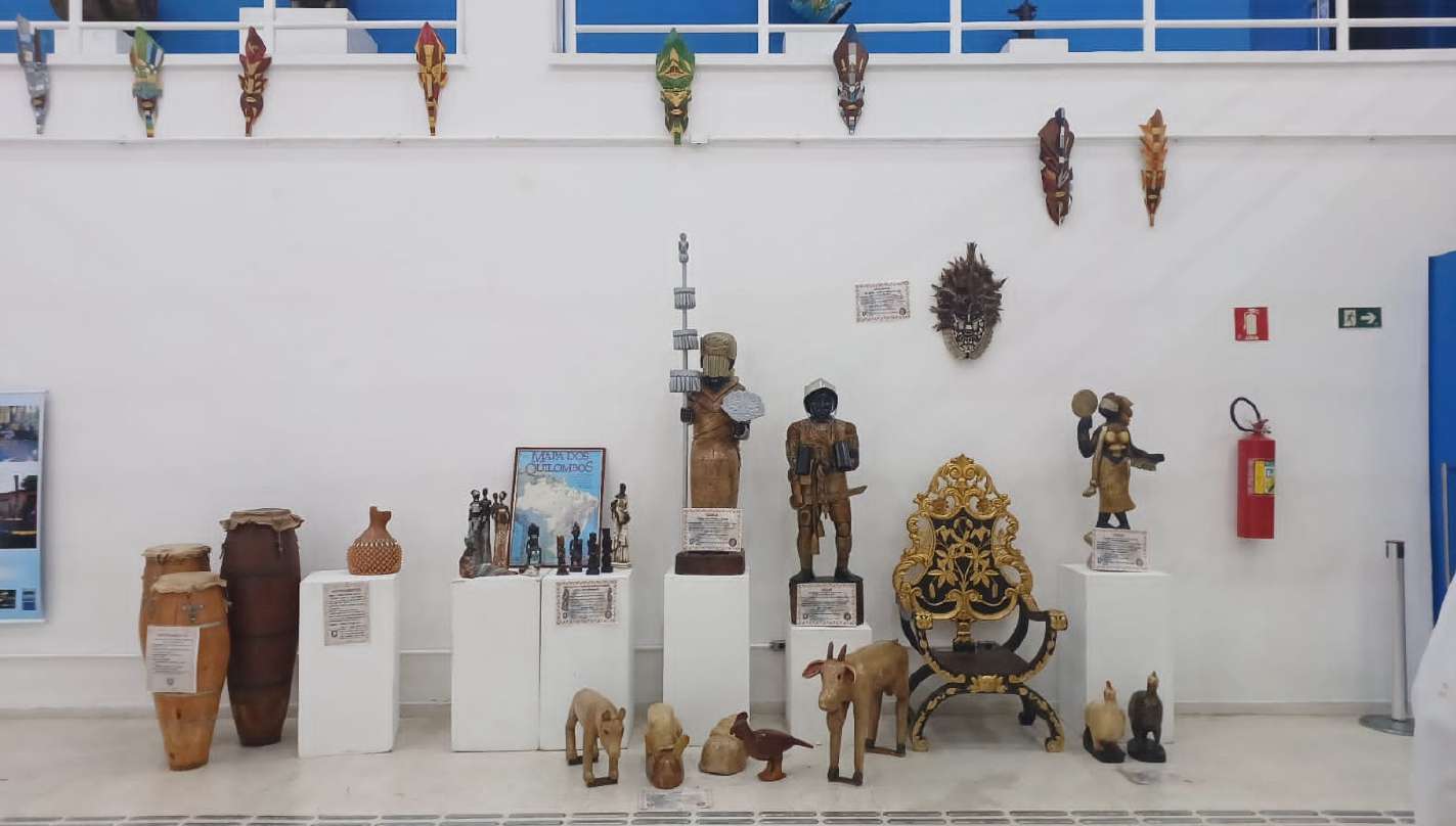Objetos e elementos culturais apresentados em uma exposição