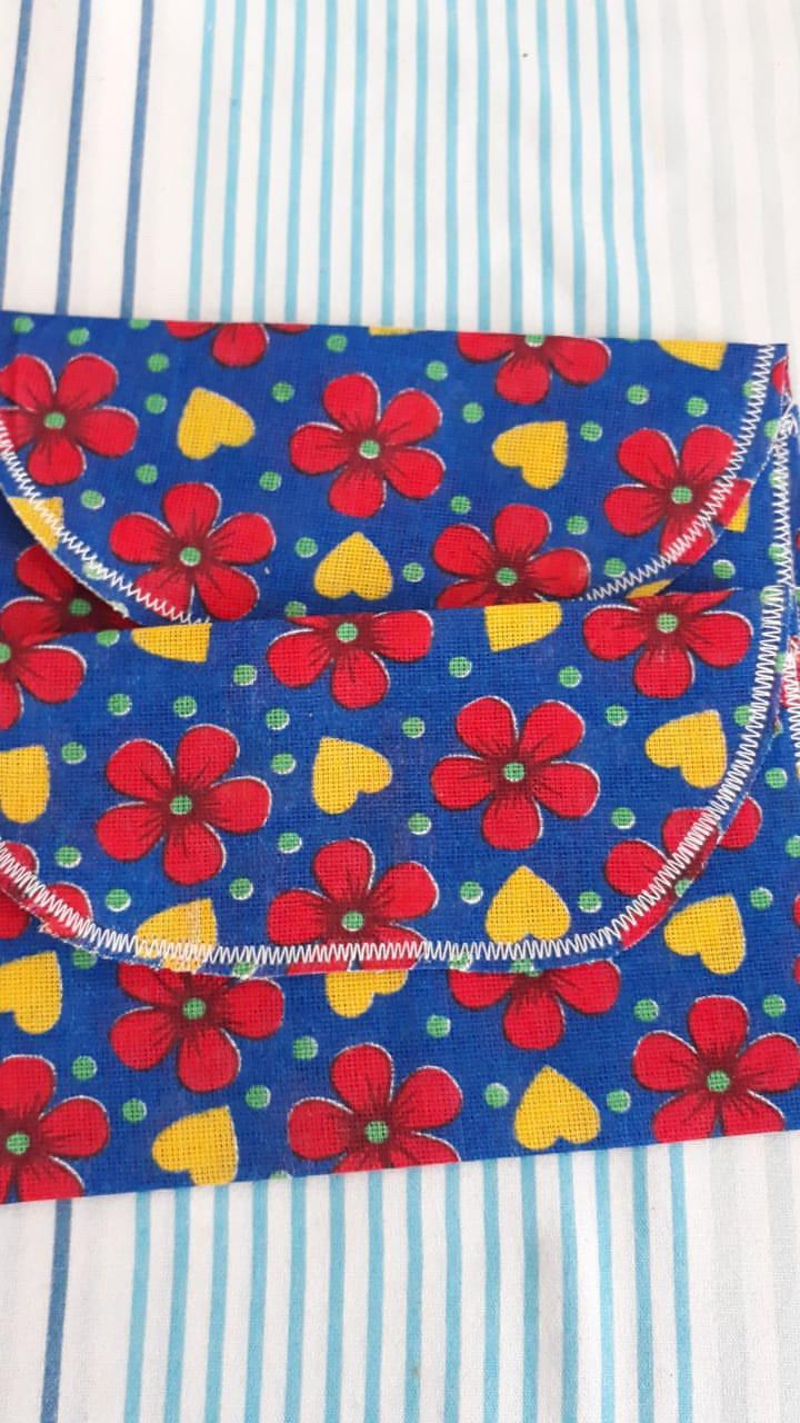 Bolsinhas de tecido estampado registradas no Projeto Fluxo do Amor